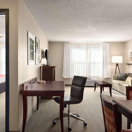 Country Inn & Suites By Radisson, Kansas City At Village West, Ks Bonner Springs Exterior photo